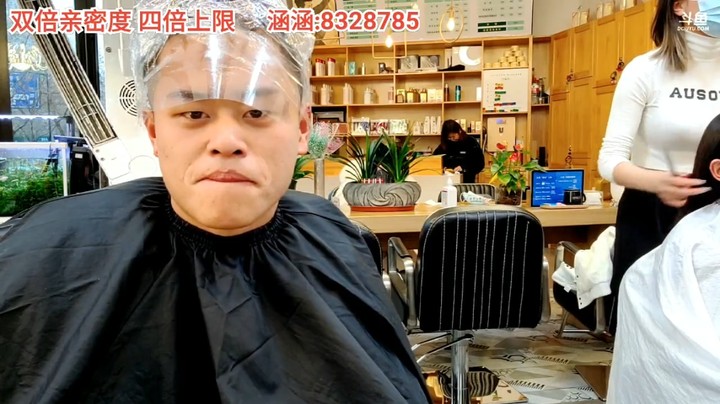 浩哥直播理发，有女朋友的人就是快乐啊