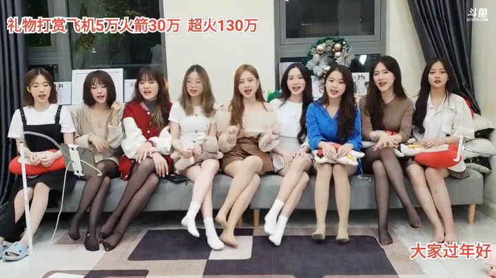 一群美女唱歌很好听啊