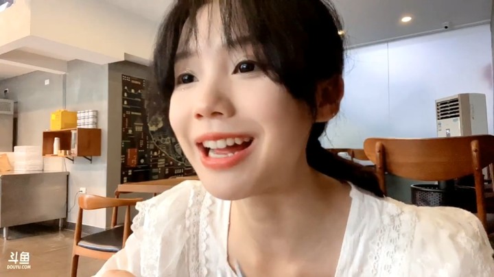美女主播丫丫边吃边聊天好快乐啊
