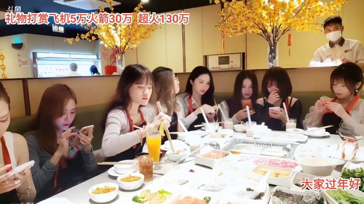 美女刚要吃火锅，美女果果也赶来了