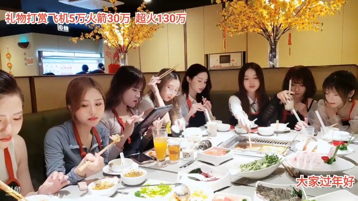 美女一起吃火锅，大家都吃的很悠闲