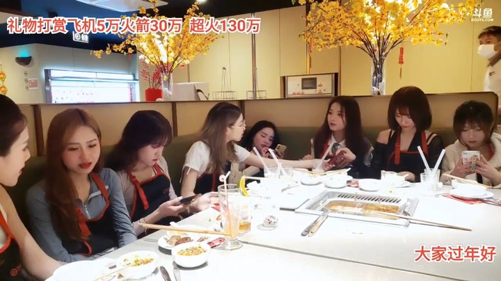 美女都吃完火锅开始聊天
