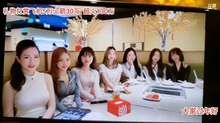 面条认为自己给美女拍照很好看