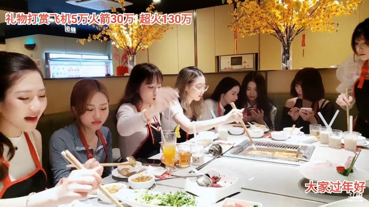 美女在吃火锅，结果有几个人还忙玩手机