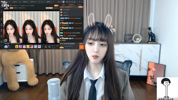 美女兔兔直播看别人直播，真可爱