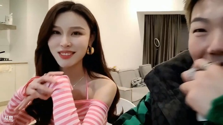 小王哥和美女聊天，美女换了个衣服真漂亮