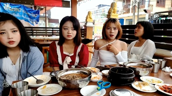 美女吃午饭吃了很久，差不多吃饱了