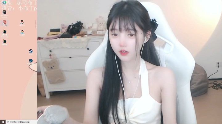 美女布丁这化妆真厉害，感觉哭了