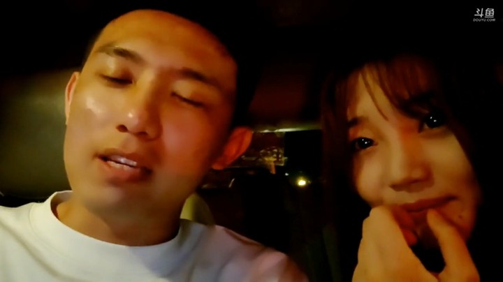 美女小姐姐好可爱啊，博哥都有点害羞了