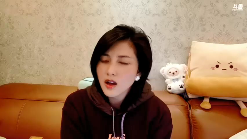 【2022-02-13 21点场】我是唐菲：沙发主播祝大家新年快乐