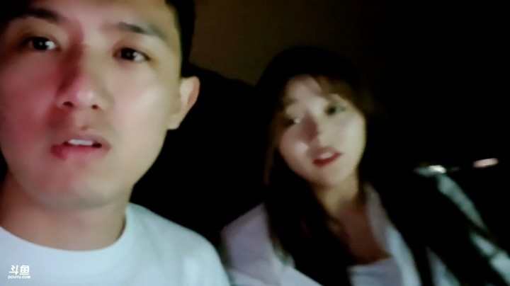 博哥和美女准备下海游玩