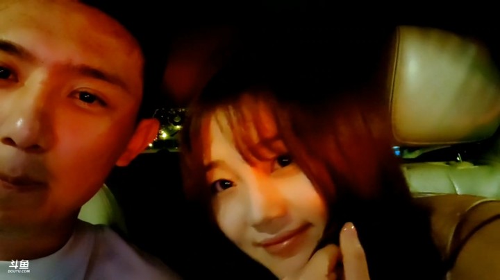 美女在车上唱歌给博哥听，大家说很好听