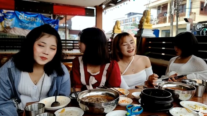 美女吃完饭就开始玩手机了，好休闲