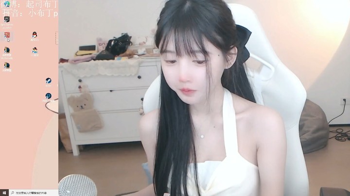 美女主播布丁直播吃草莓，好可爱