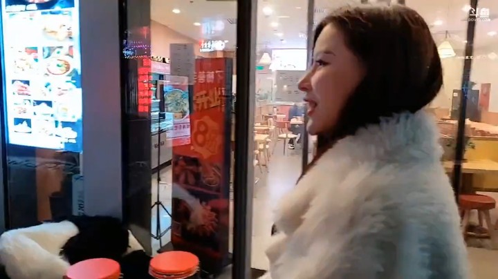 小王哥和美女在北京逛街，聊天起来
