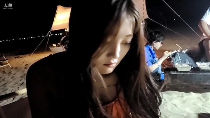 情人节博哥和美女在海边聊艺术，真厉害