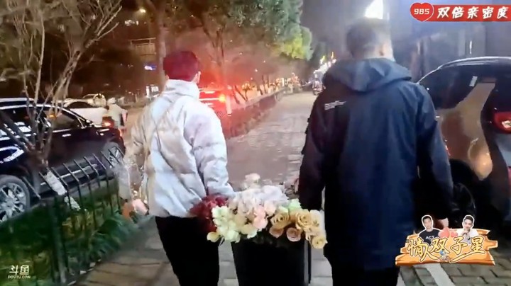 三娃和浩哥网上送花给路人，三娃很主动