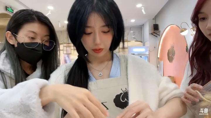呆妹儿情人节吃播，自己吃饱了