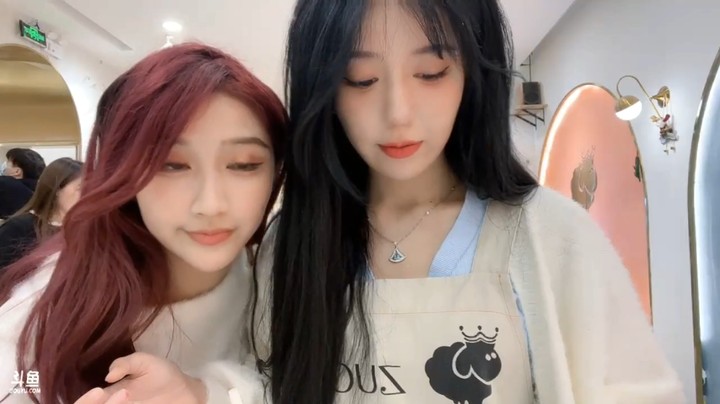 呆妹儿和几个美女买了很多东西