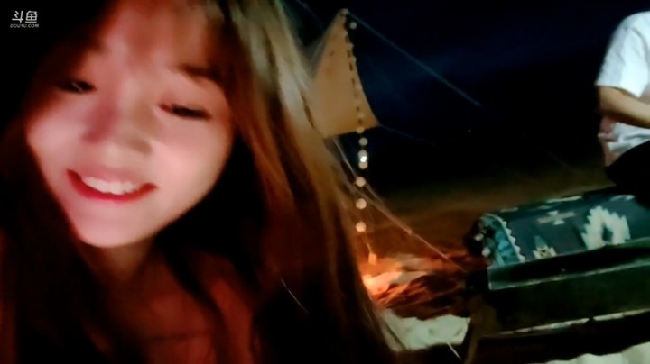 博哥在烧烤，美女负责直播聊天，她好可爱啊