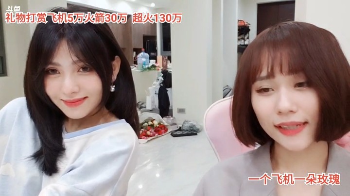 美女文轩也看到很多字了可以聊天，旁边美女好漂亮