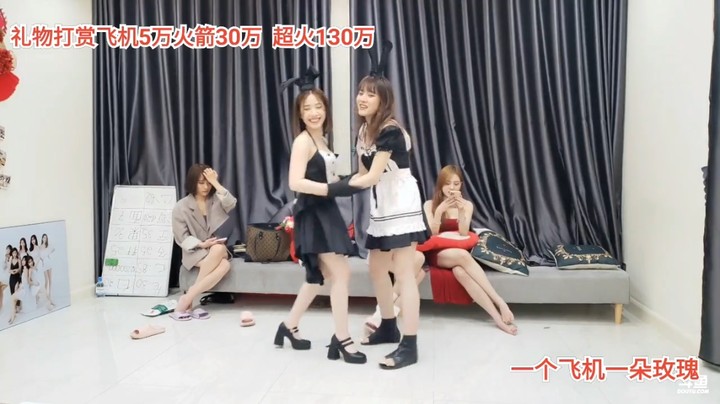 美女小七和可爱多跳舞真可爱，很有意思啊
