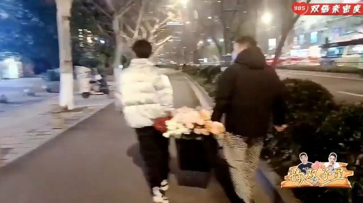 浩哥直播三娃和小舅子晚上在街上送花给陌生人