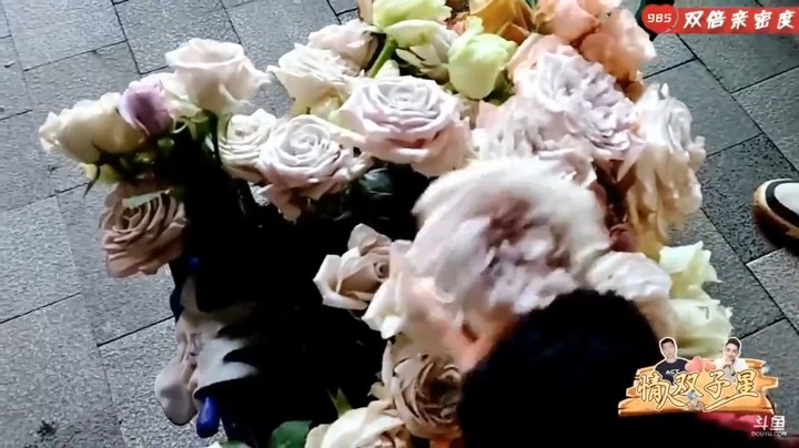 美女琳总帮忙送花，很多人都不想要