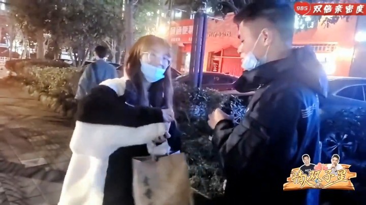 美女琳总来帮忙送花，见面就送水给浩哥喝，恩爱起来了