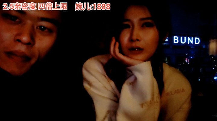 浩哥和美女在聊天呢，结果保安来催人了