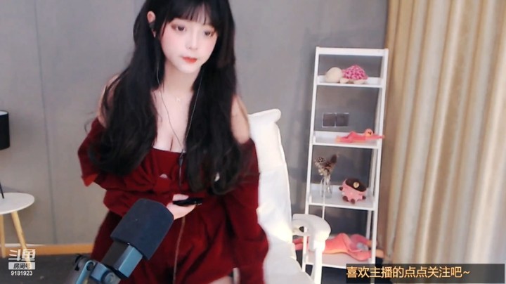 美女启迪站起来给大家展示红色衣服真好看啊