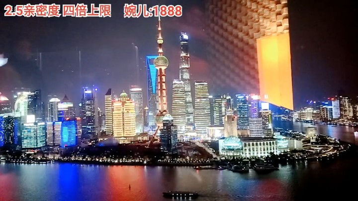 浩哥和几个好哥哥在楼上聊天，窗外就是东方明珠啊