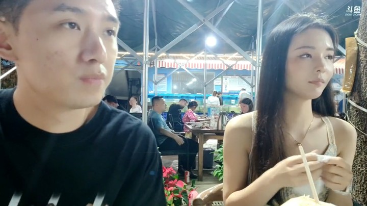 博哥和美女一起吃饭，美女好可爱啊