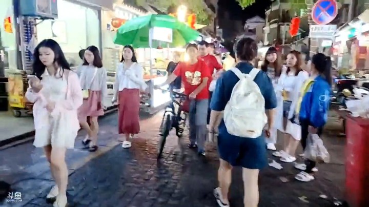 博哥和美女在三亚逛街，美女很漂亮啊