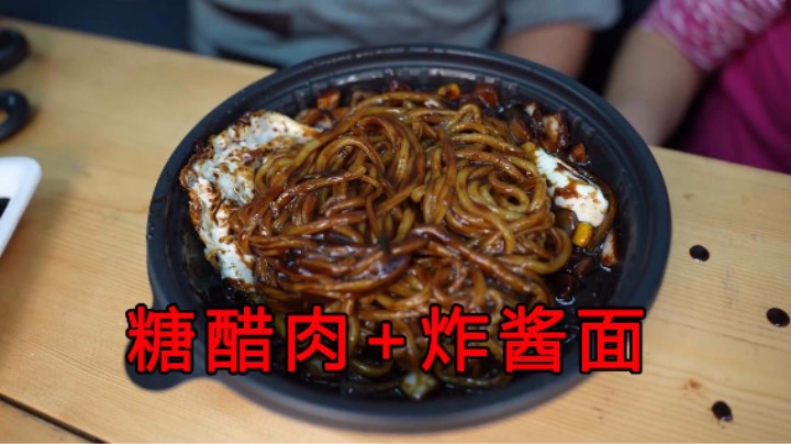 炸酱淋在面条上搅拌一下，浓郁黏稠的炸酱香气让人瞬间就饿了！