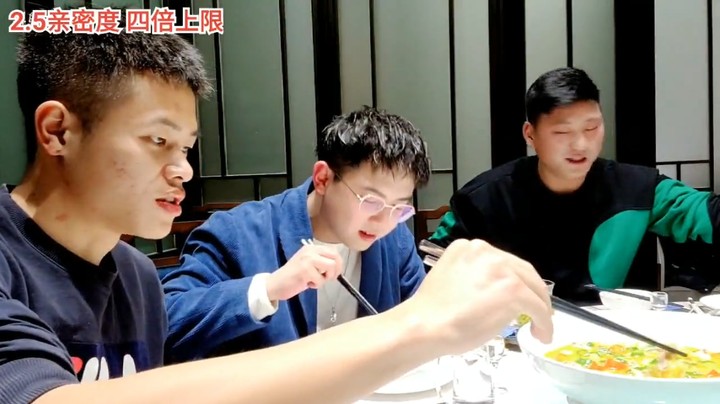 浩哥给三娃倒酒喝，三娃海量啊