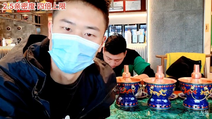 浩哥准备吃饭，大家说757昨晚连麦琳总，还说他不行