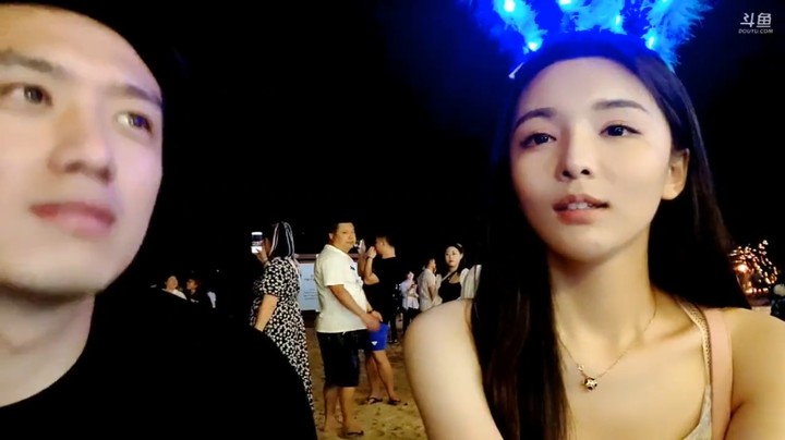 博哥和美女在三亚海边聊天看风景啊