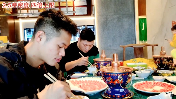 浩哥和10哥一起吃火锅，每个人一个火锅，想吃什么都方便