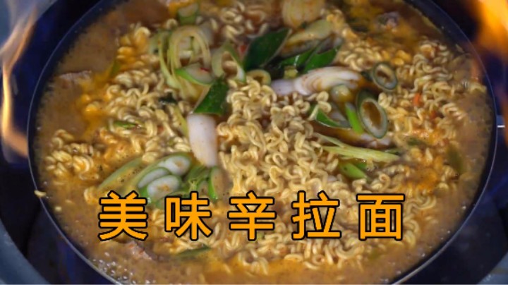 在牛骨汤中撒上拉面调料，然后放牛腩和面饼，最后出锅味美香浓！