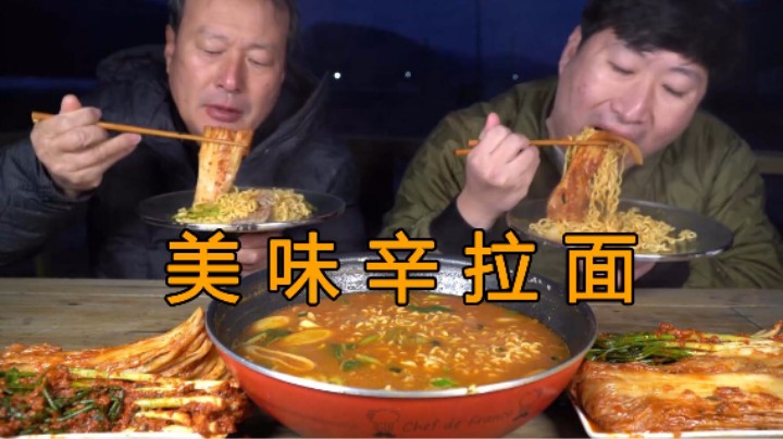 用牛腩和牛骨汤煮了美味拉面，再配上爽口的泡菜，几口就吃完了！