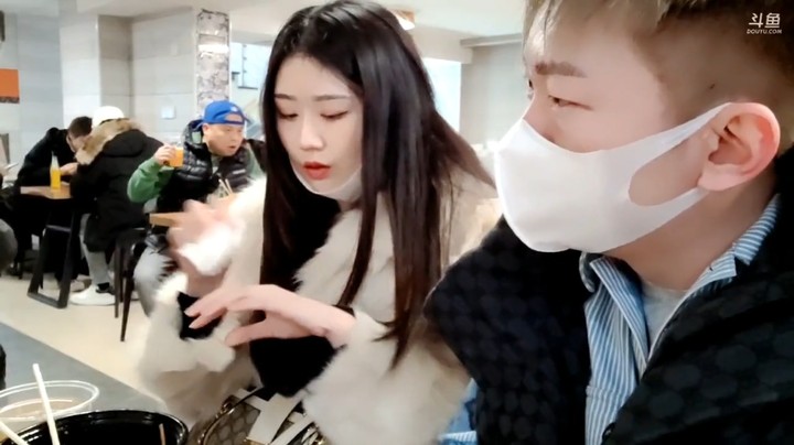 小王哥等美女吃完面，终于可以回酒店了