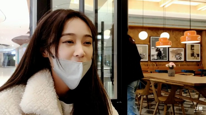 博哥和美女一起聊天，美女很温柔啊