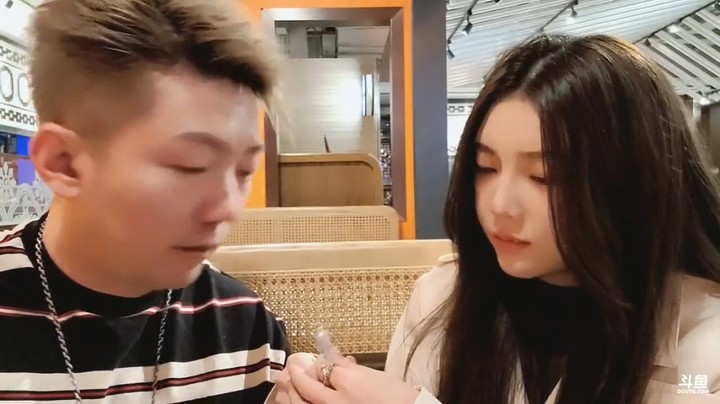 美女恩恩帮小王哥涂药水，小王哥太难了啊