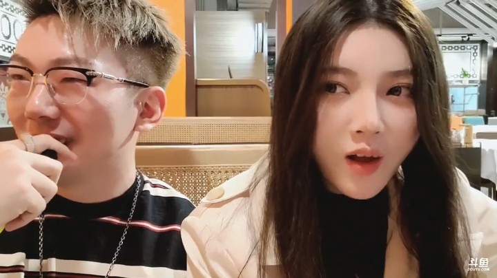 小王哥请美女吃饭，美女一直吃了很久，饭量很大啊