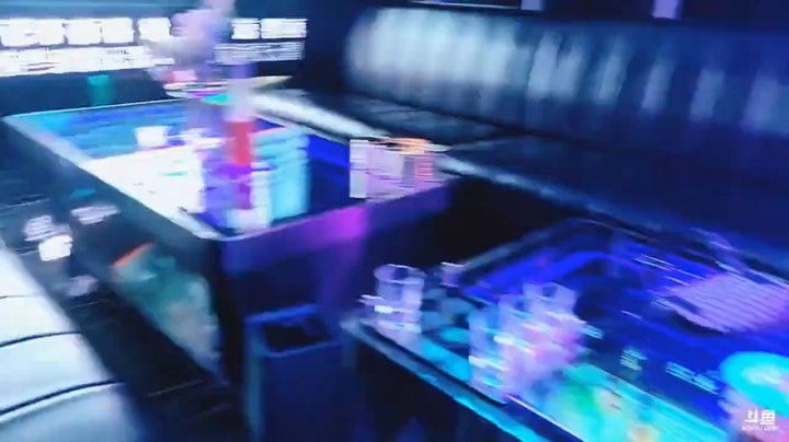 女主播急着走了，剩下小王哥一个人在KTV有点小尴尬