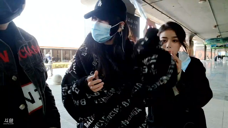 我在斗鱼看火力堂主直播户外