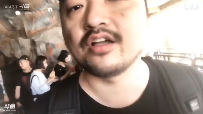 【3dm总监探访北京欢乐谷】排队嘴也不能停着
