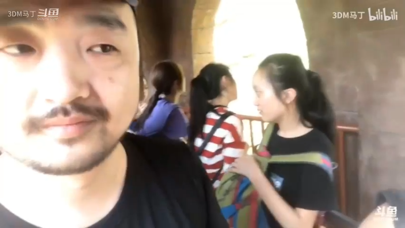 【3dm总监探访北京欢乐谷】和排队群众打成一片