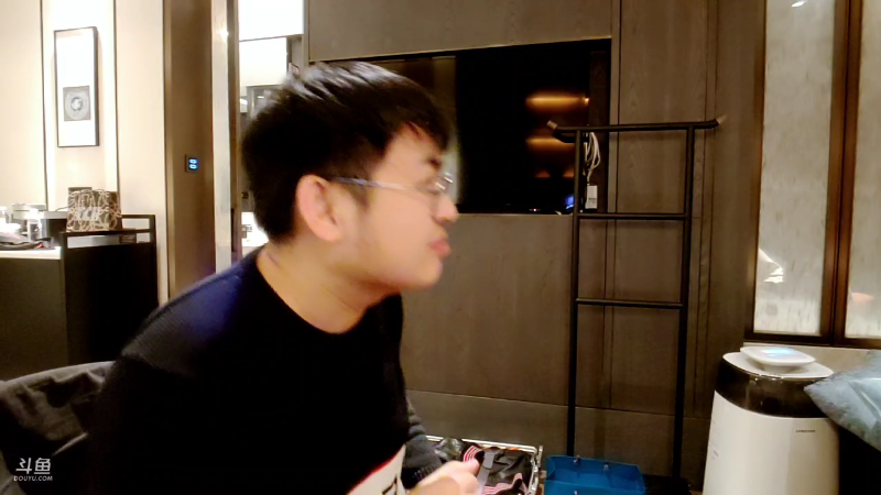 我在斗鱼看火力堂主直播户外